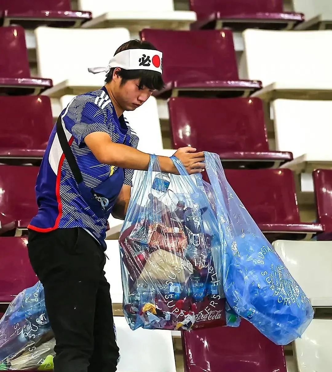 日本队又双叒叕赢了,日本赢球后日本人的反应