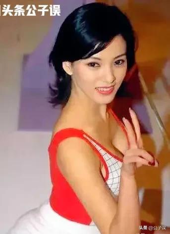 她拒绝登上情色杂志的封面，转身一脱成名，如今专演八路军女战士