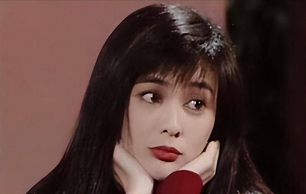 59岁关之琳罕见现身,55岁的关之琳难掩时光痕迹