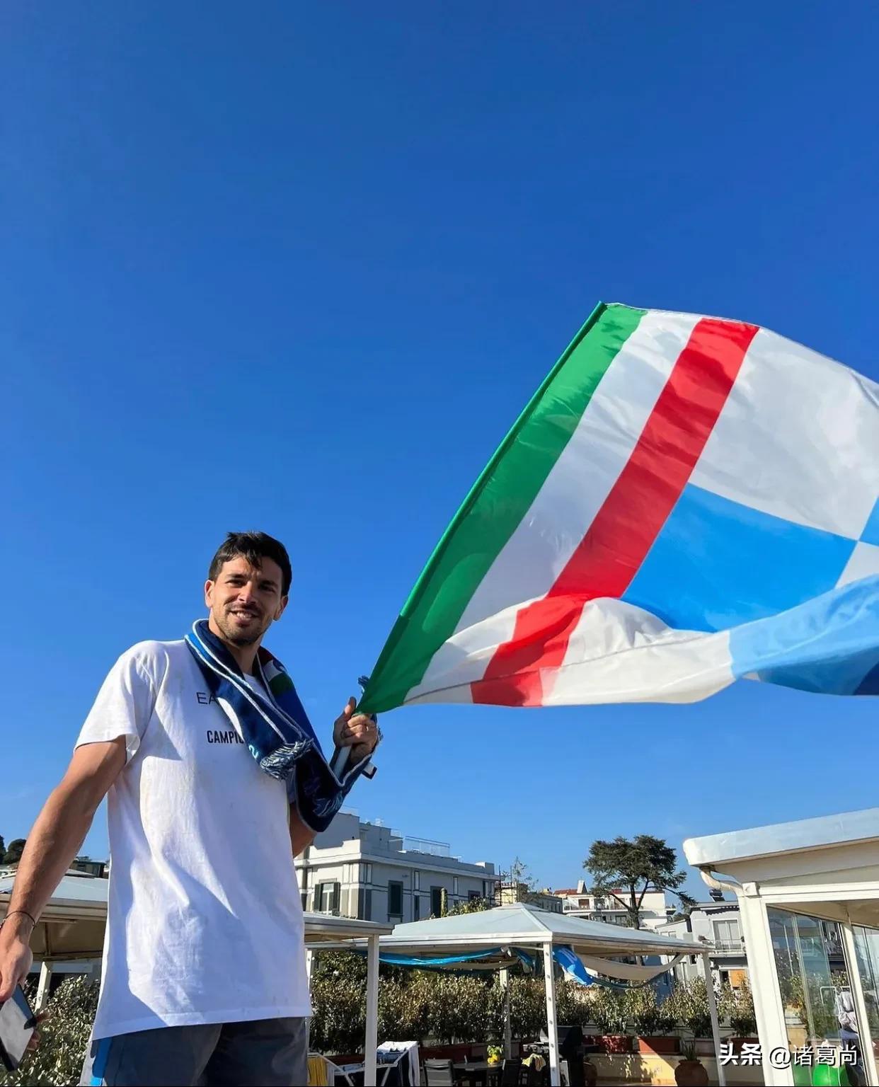 足球帅哥巴乔,巴乔踢球照片