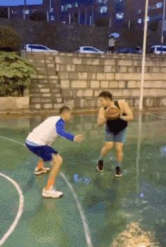 “姑娘，你知道衣服上的字是什么意思吗？”哈哈哈自信的姑娘最美