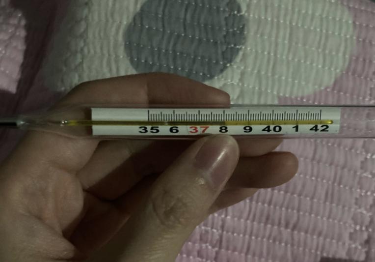 一家三口发烧后的表现不一样,一家三口反反复复发烧