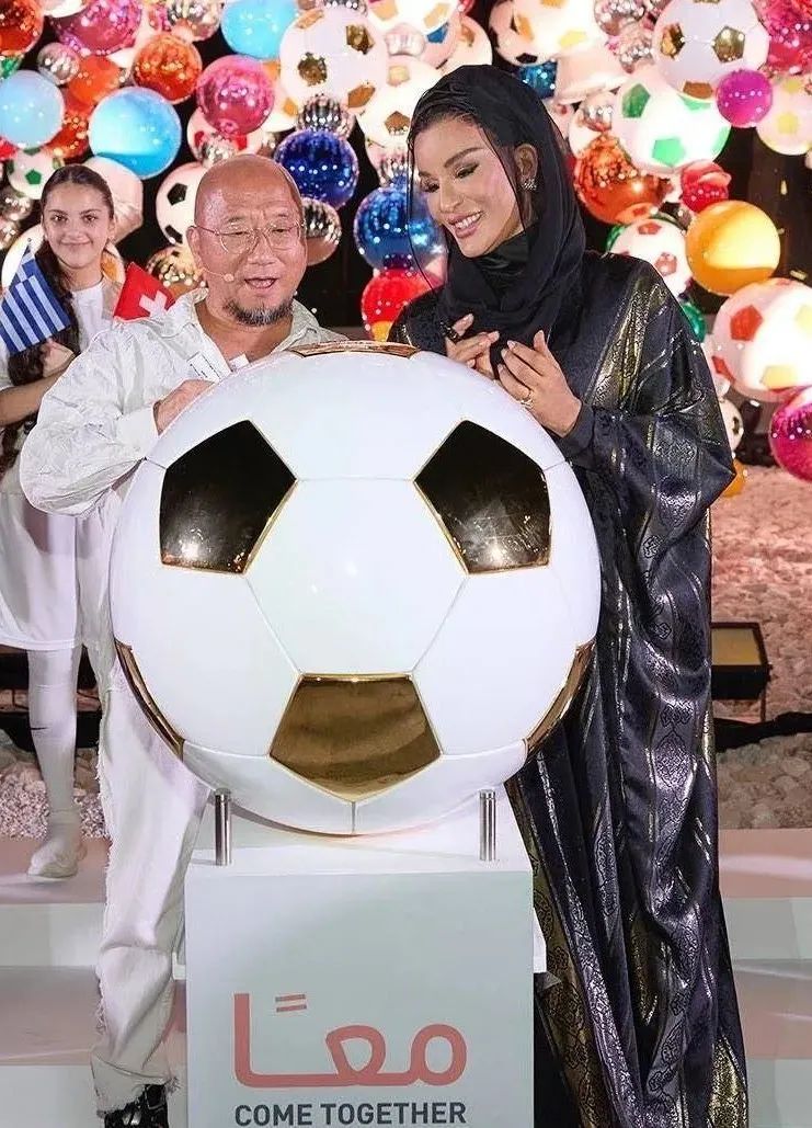 卡塔尔皇太后莫扎一身衣着,卡塔尔太后莫扎走路带风