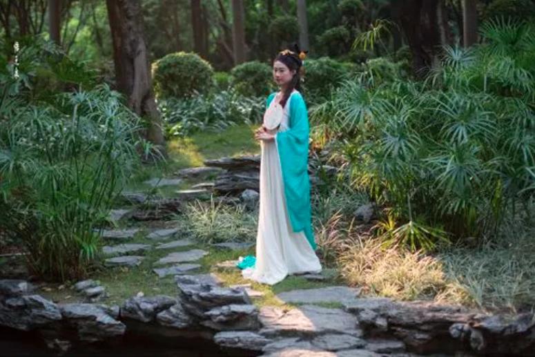 论唐代服饰的历史演变与艺术特征,唐代服饰文化的特点及文化内涵