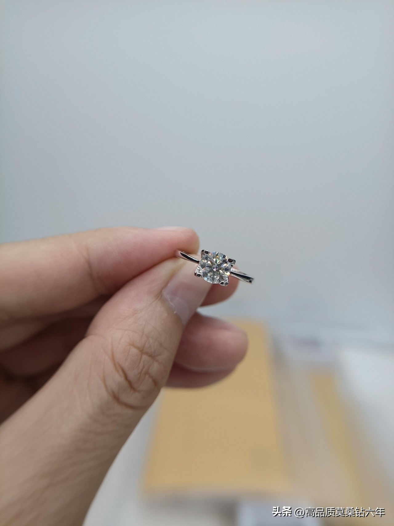 莫桑石银戒指最低多少钱一克拉,一克拉莫桑石戒指多少钱一个