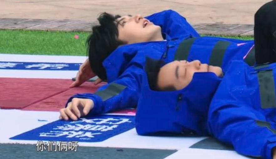 这种显眼包也能当爱豆？我不信，演的吧？