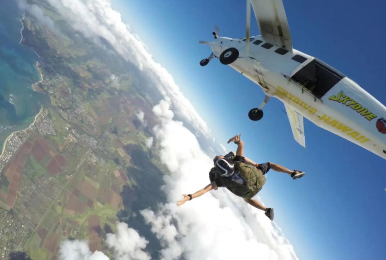 飞机失事为什么不让跳伞宁愿坠机,飞机失事真的能选择降落伞逃生吗