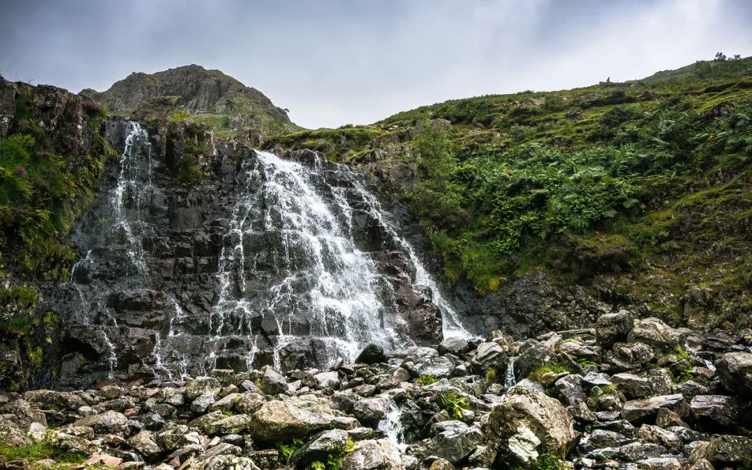 永远不要低估很少说话的人,不要低估一个话少的人