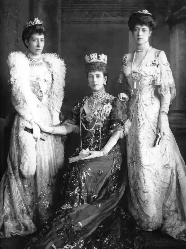 “鸽子蛋”算什么，现在婚礼上戴它才是大热门！