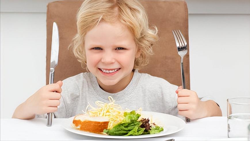 睡前吃夜宵凌晨肚子饿为什么,吃宵夜和饿肚子哪个危害大