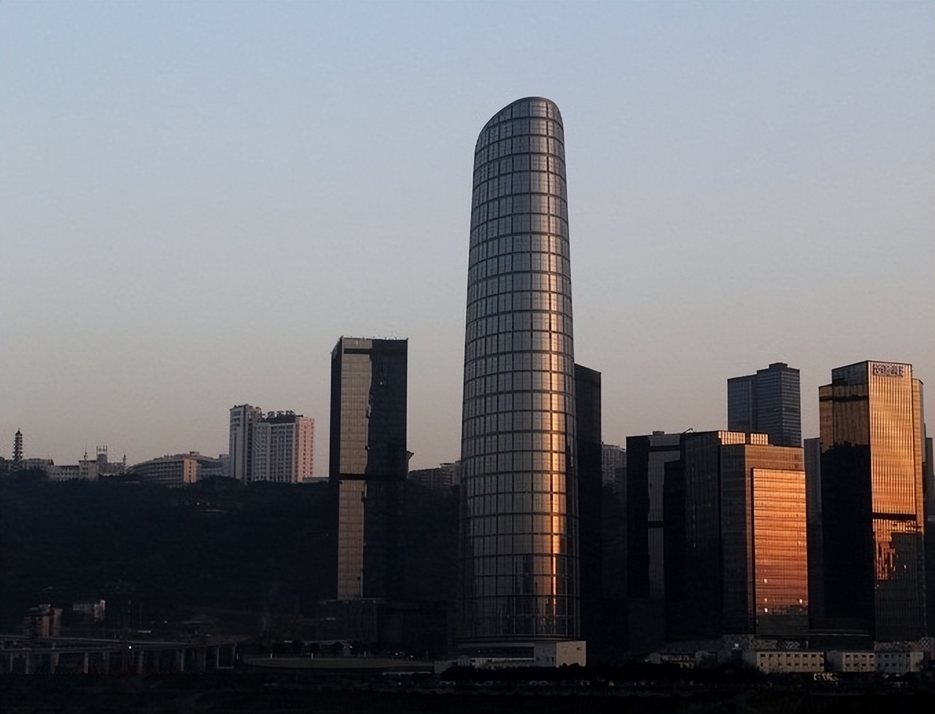 2024年重庆摩天楼建设,重庆目前有多少180米以上高楼