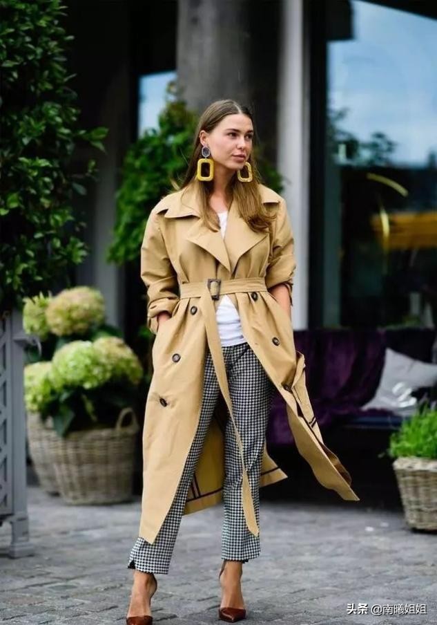 风衣搭配束脚卫裤好看吗,今年春天穿风衣搭配什么鞋