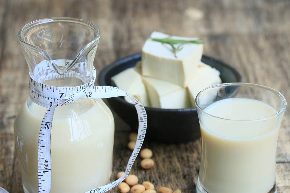 晚上喝牛奶的危害牙齿,白天喝牛奶还是晚上喝牛奶好