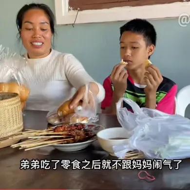 莎莎为*证办**，打扮漂亮去照相馆，彼此关心，哈哈感到家的温暖。