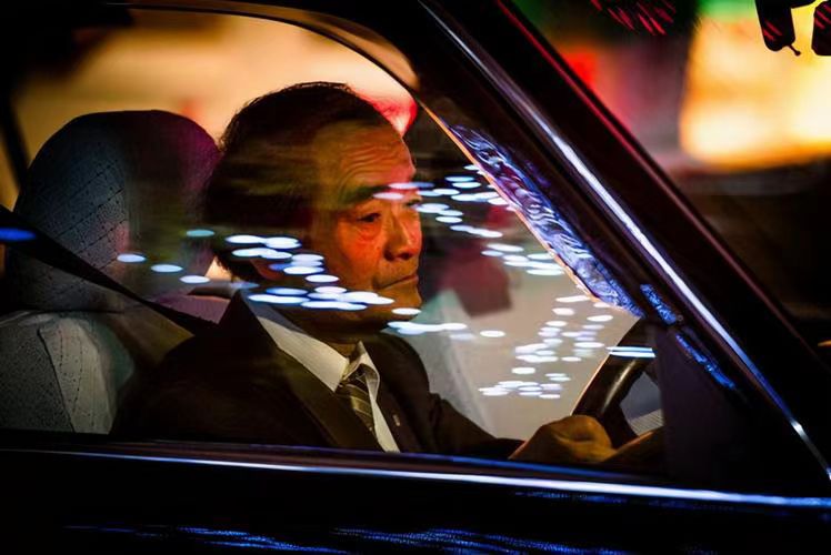 日本女子夜晚街头揽客,日本街头70岁的大妈