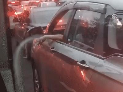 开车抽烟会被拍吗,开车抽烟往路上扔会引起火灾吗