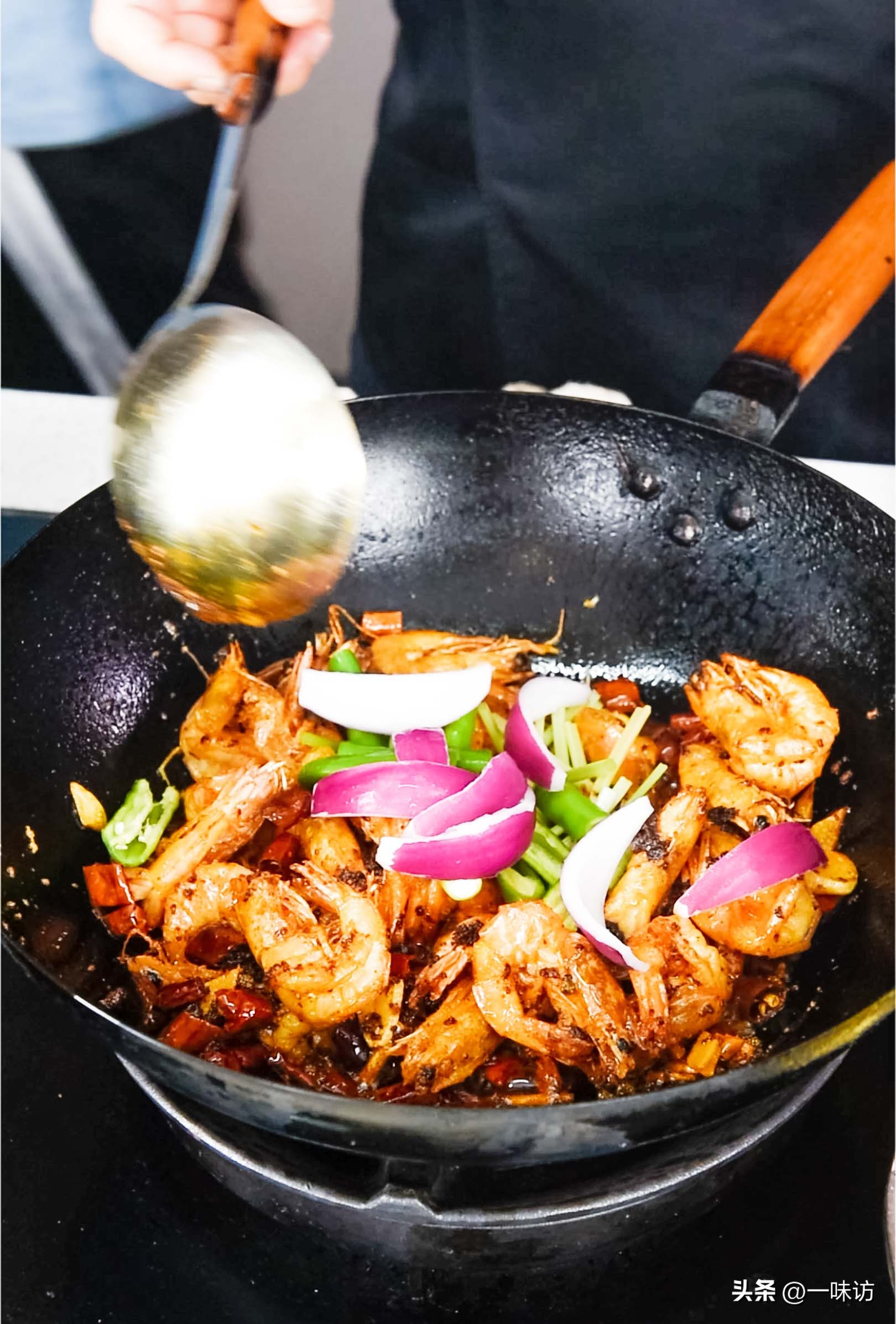 家常干锅虾简单做法非油炸不辣,水煮后的虾怎么做干锅虾