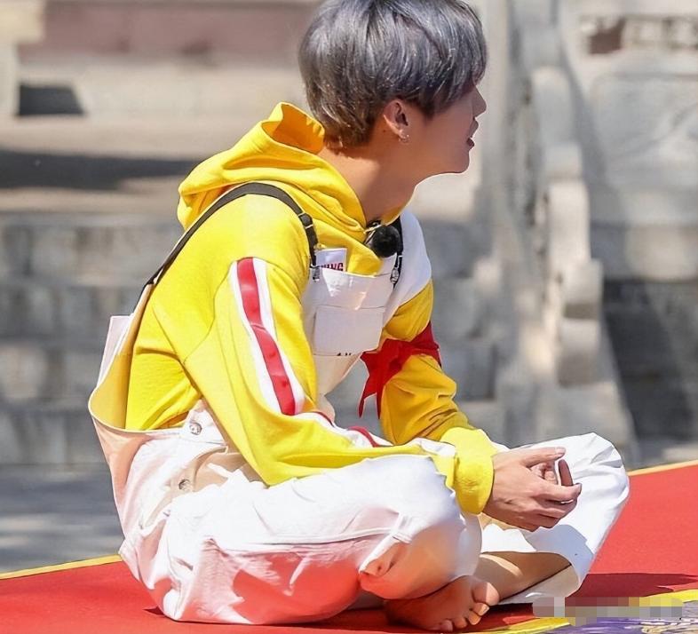 杨颖封面引热议,杨颖扔南瓜片段