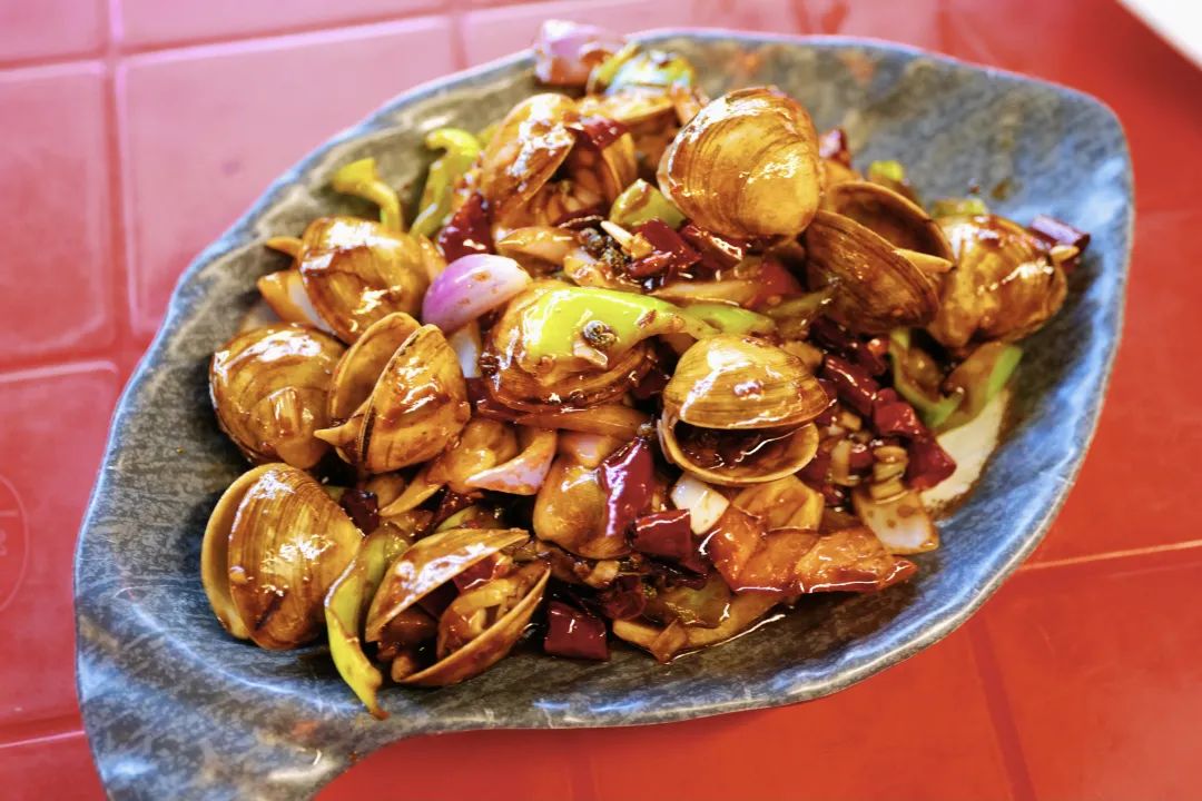 去了这座魔幻的东北烧烤之城，感觉这些年的烧烤都白吃了