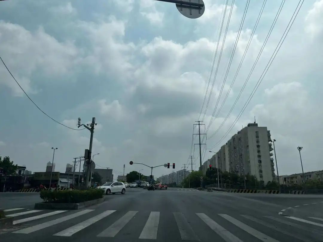 上海繁华地段的老破小,上海繁华地段和贫民区对比照