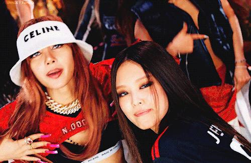 世界杯结束了，足球穿搭火了！欧阳娜娜、Jennie、Bella集体撞衫