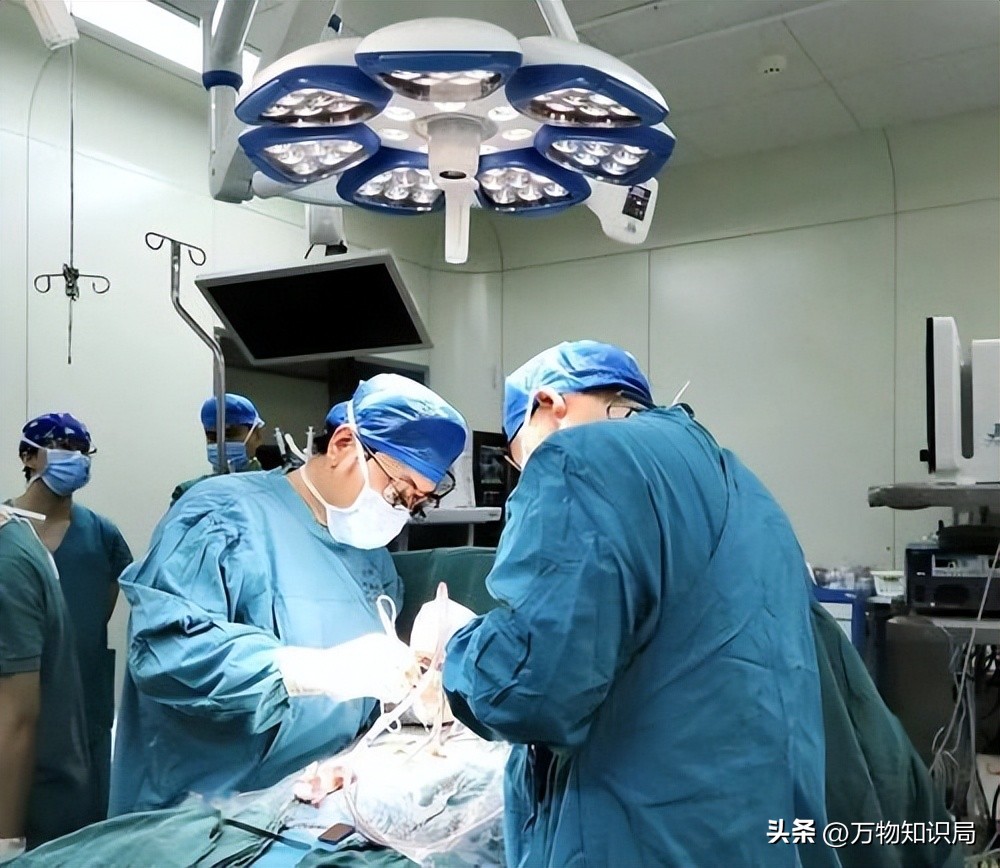 8岁男孩眼球融化荧光棒,小孩眼珠熔化视频