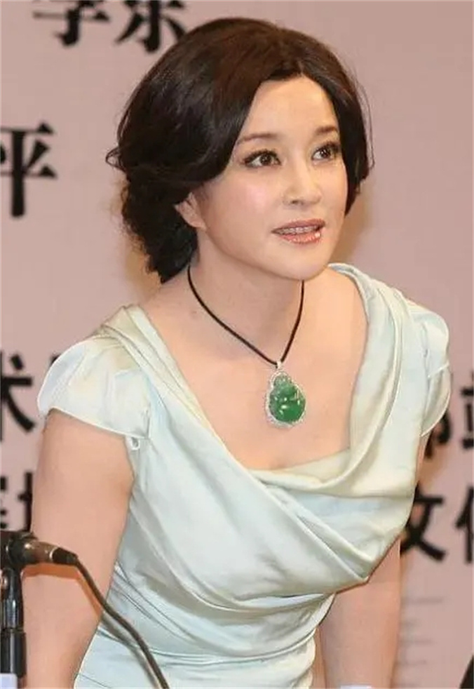 八位花钱如流水的女星,花钱如流水的四个女星