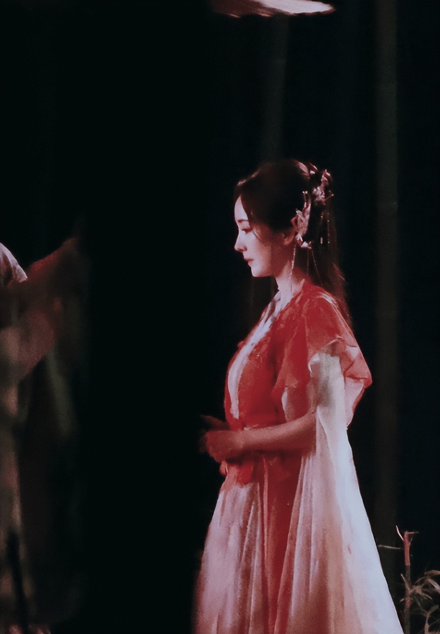 杨幂狐妖小红娘红衣造型,杨幂狐妖小红娘现代装路透图