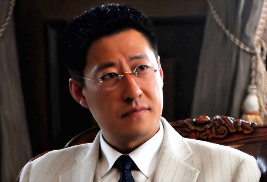 表面很正派的伪君子,表面正人君子实际上腹黑小说