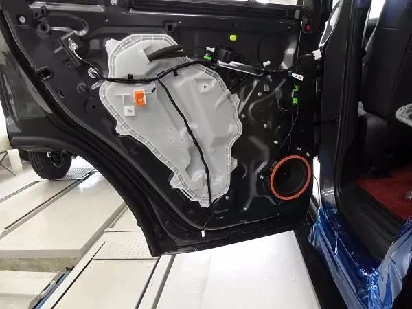 换掉原车JBL音响，丰田兰德酷路泽300升级声丽创音扬声器