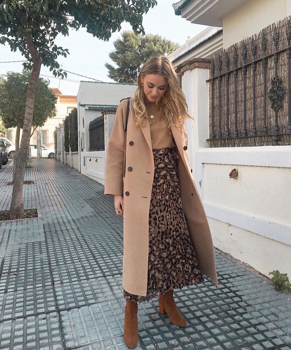 女人一生都要有一件羊绒大衣,女人冬天应该买几件黑色羊绒大衣