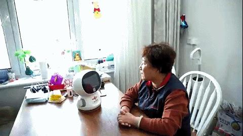 海淀这里的老人，每户发了个“机器人管家”
