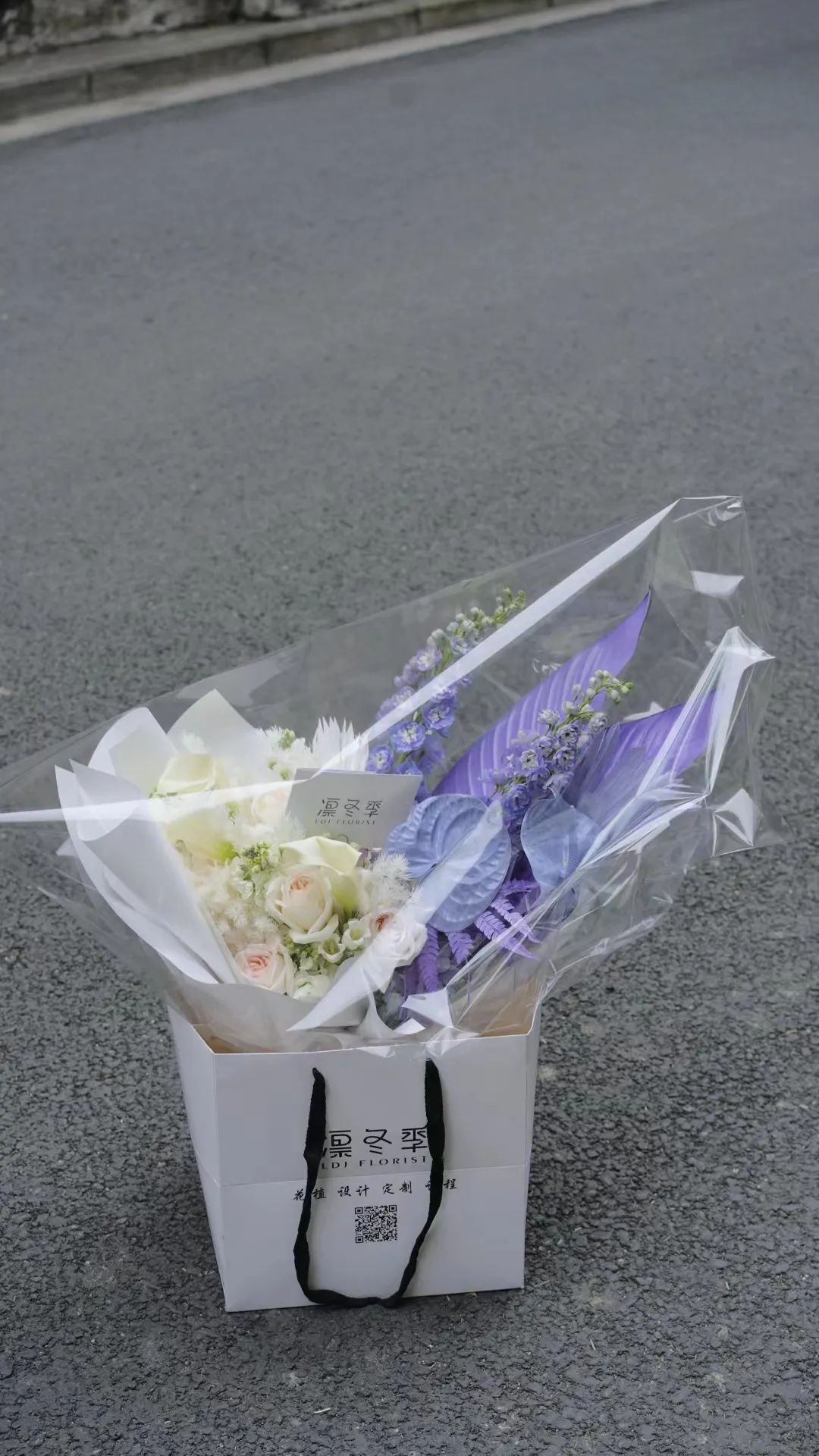 22岁，疫情下开62㎡花店，月营业额做到6万元，独特是他的标签