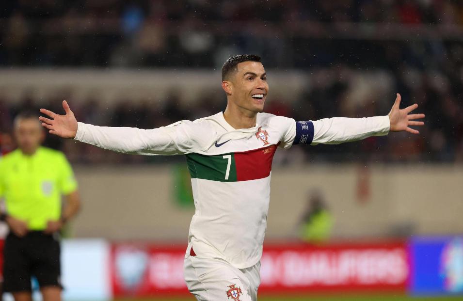 足坛的不老传奇,足球传奇永不谢幕c罗梅西