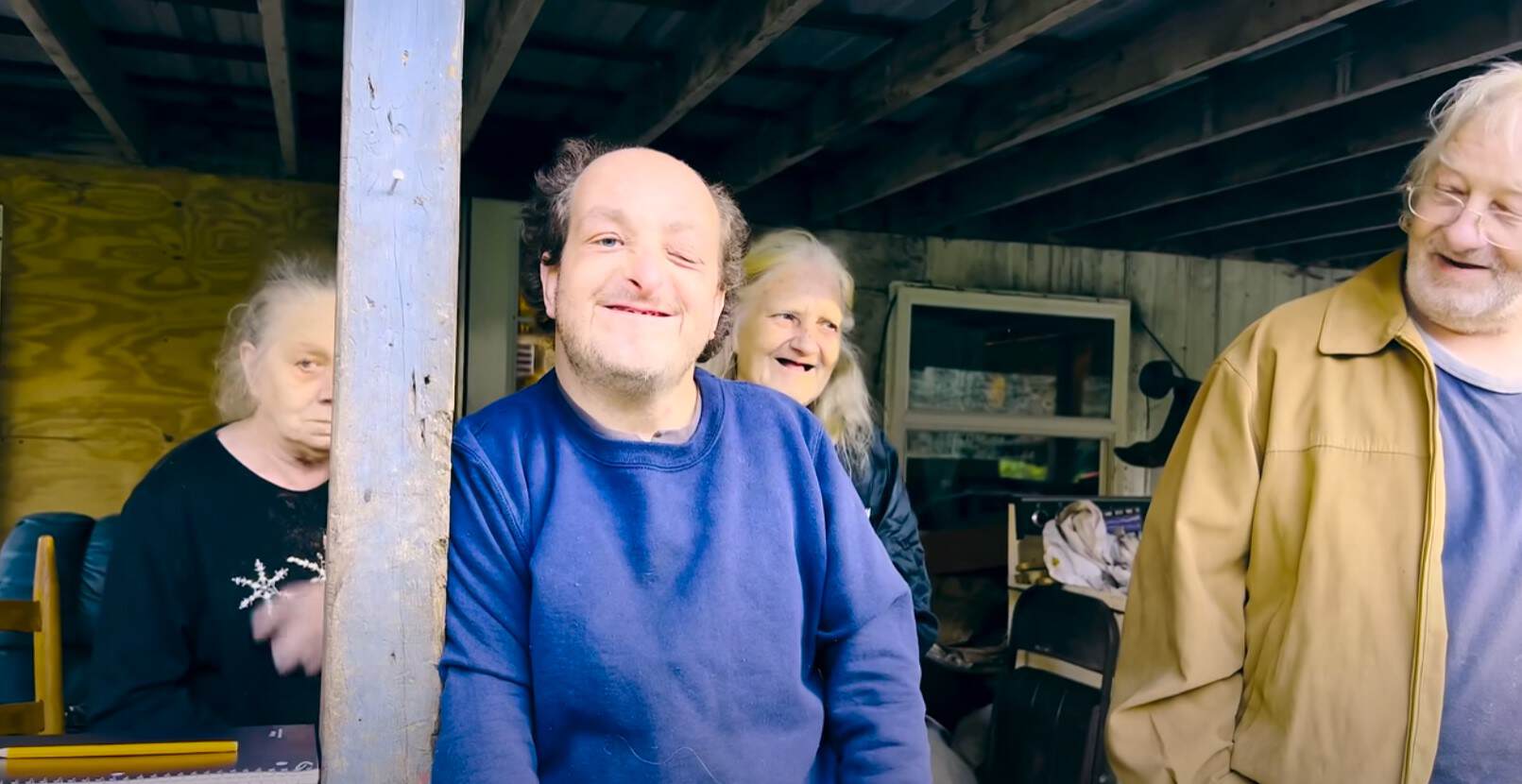 美国家族*伦乱**三代：*亲近**结合导致后代残障，无法说话只能犬吠