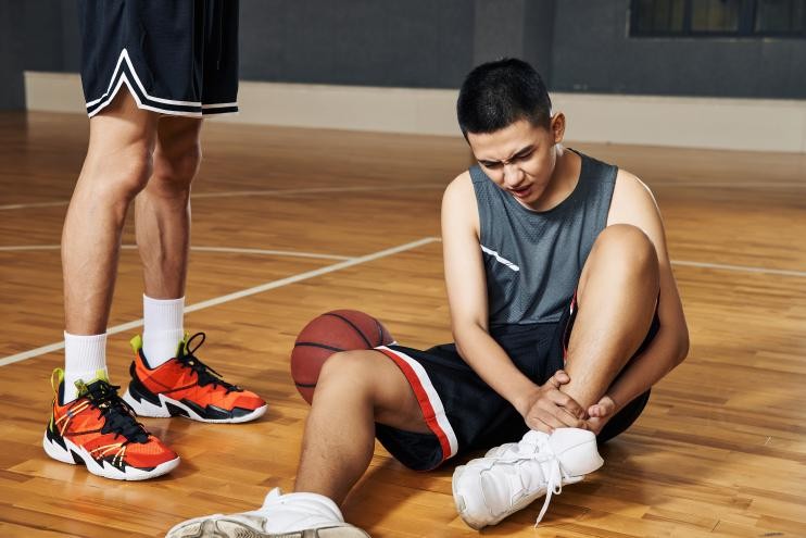 崴脚后，回家做了热敷、按摩，结果肿胀不但没有缓解，反而加重了