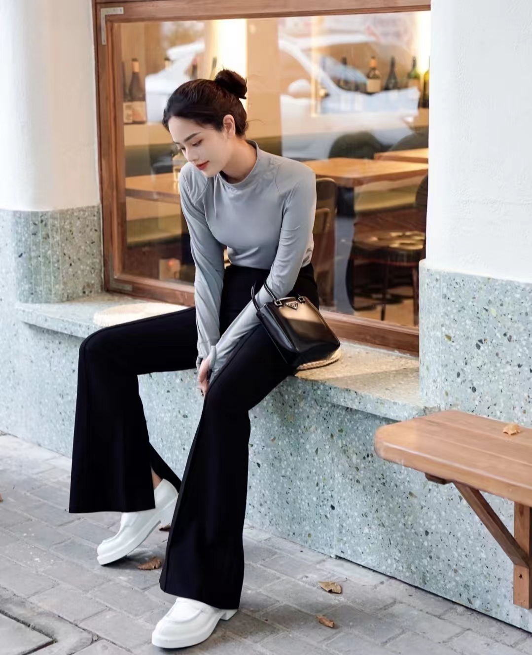 穿黑色裤子配什么色上衣,黑色宽腿裤子配什么上衣