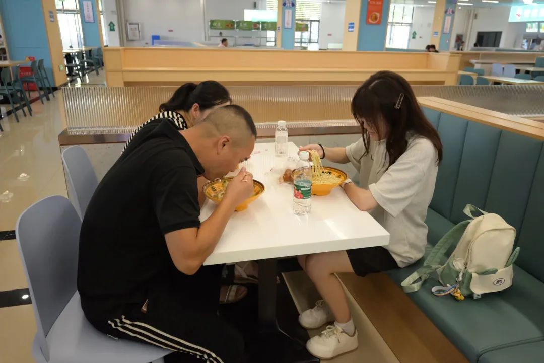 武汉纺织大学外经贸学院22级迎新,武汉纺织大学外经贸学院23届新生