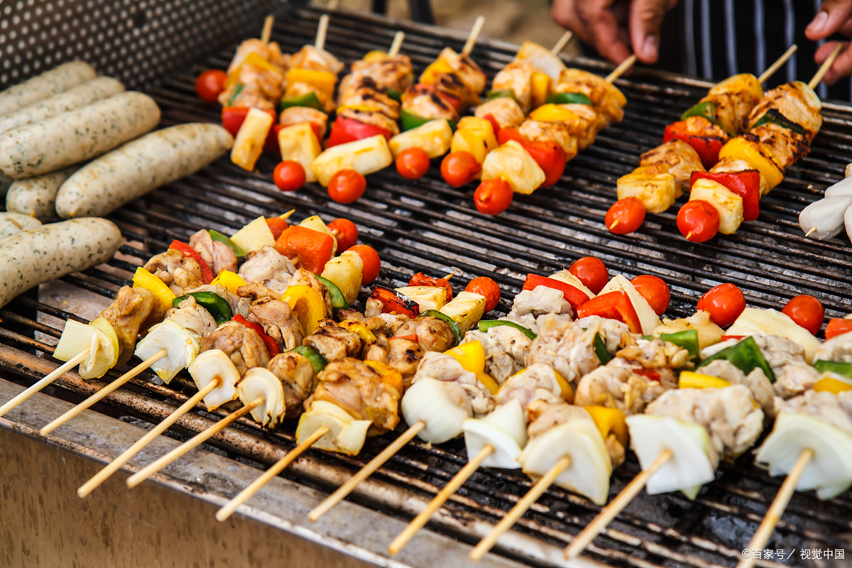 路边摆摊卖烧烤一个月赚多少钱 (刚开始摆摊卖烧烤每天只卖几十元)