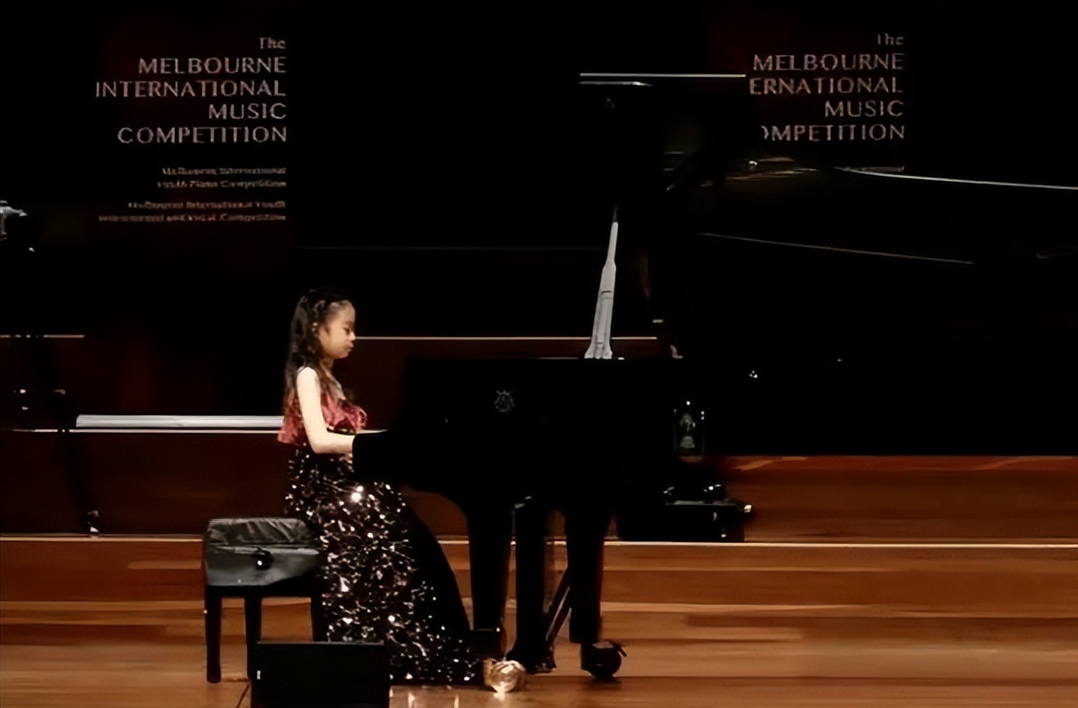 戚薇女儿钢琴比赛,戚薇女儿参加活动气场