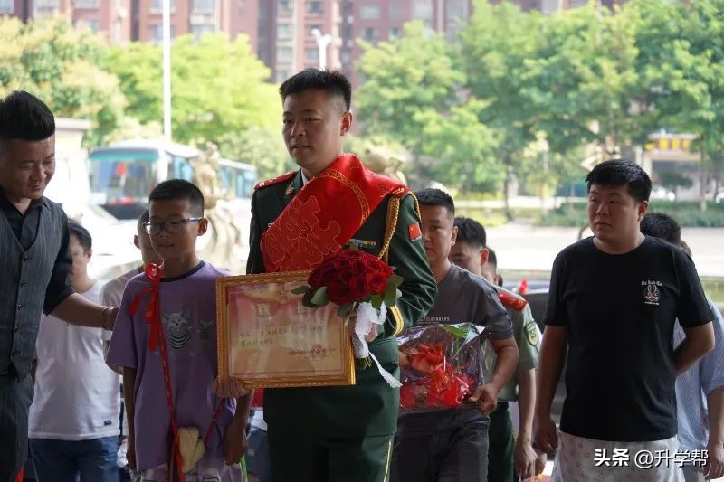 军人结婚现场送立功喜报视频大全,军人夫妻穿军装结婚现场送喜报