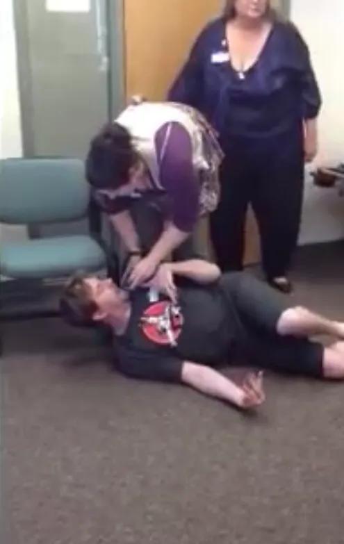 保时捷车追尾事件,保时捷司机追尾前车下车行为怪异