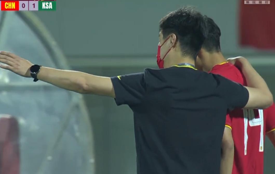 中国男足主帅李霄鹏最新消息,国足首发大调整李霄鹏将重用三人