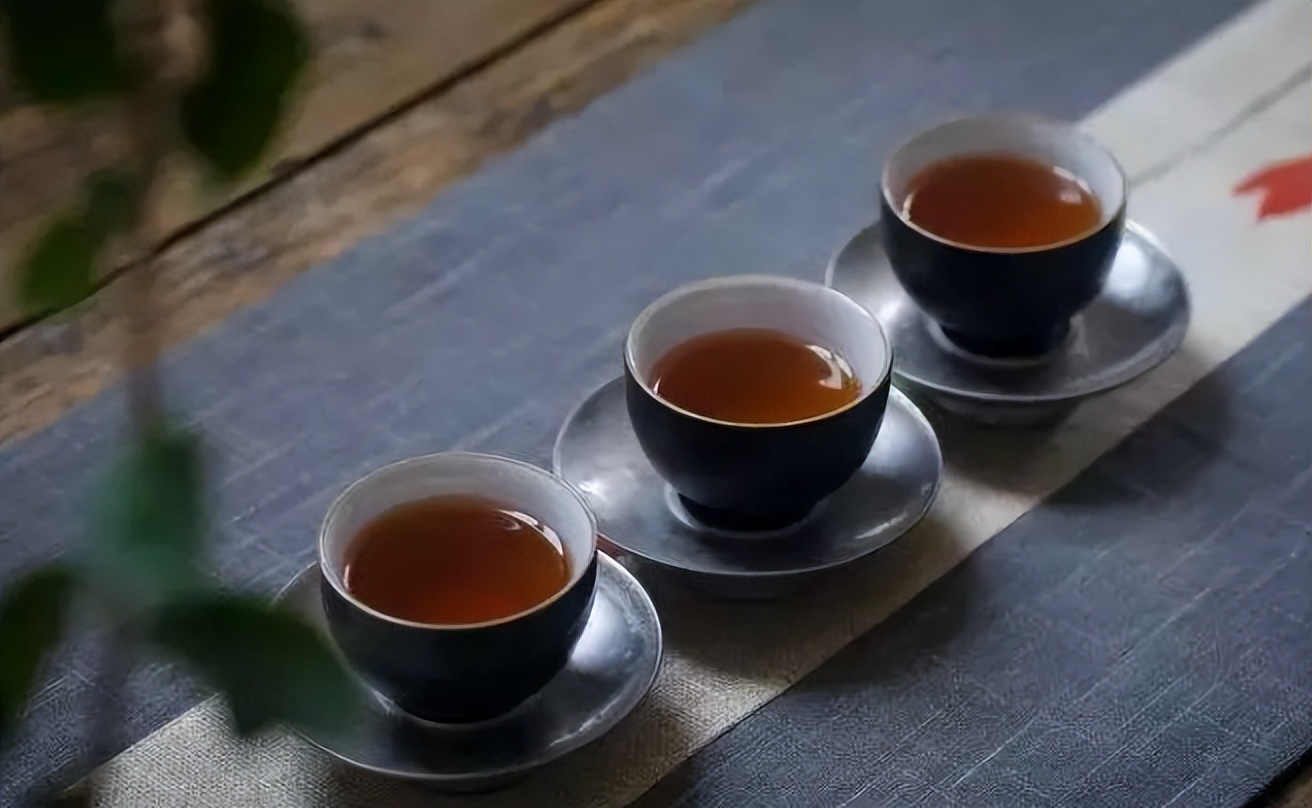 天冷了一起喝红茶暖身吧,红茶茶性温和特别适宜冬季饮用