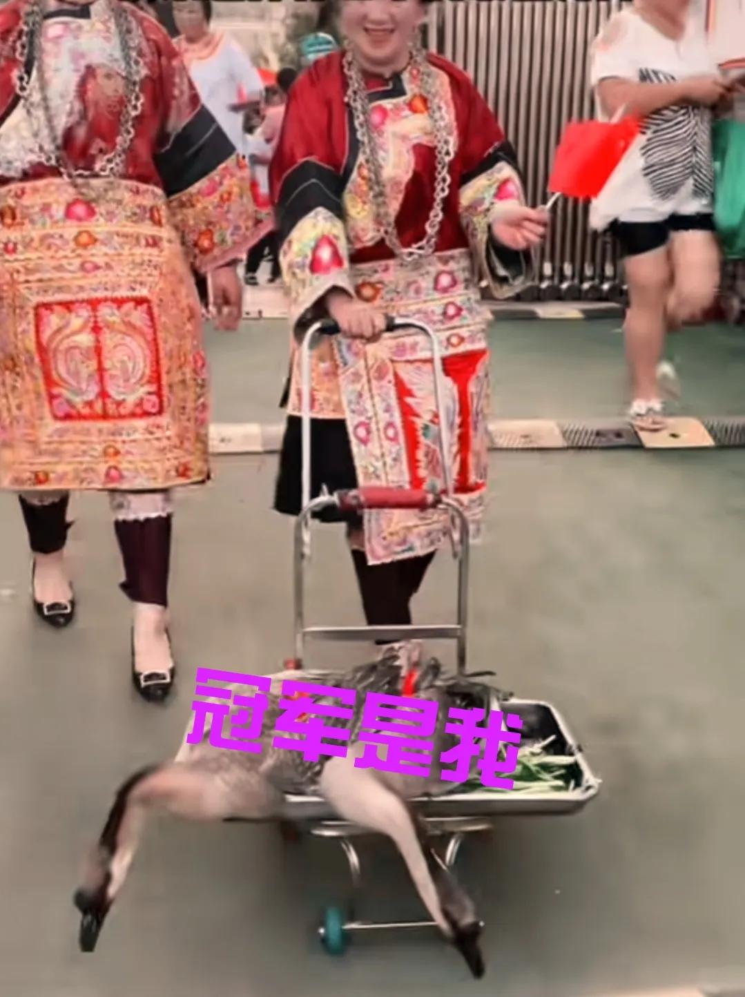 村超民族时装秀,村超足球宝贝表演