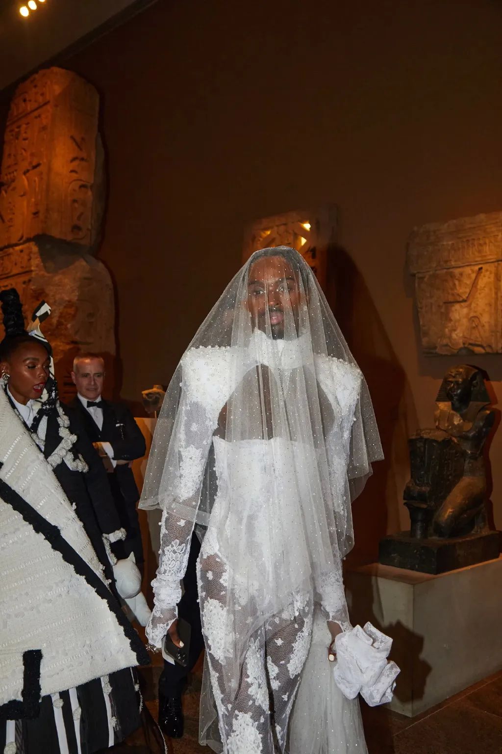 拖把头、海底生化人穿搭，美国这最受瞩目的一夜，如“群魔乱舞”