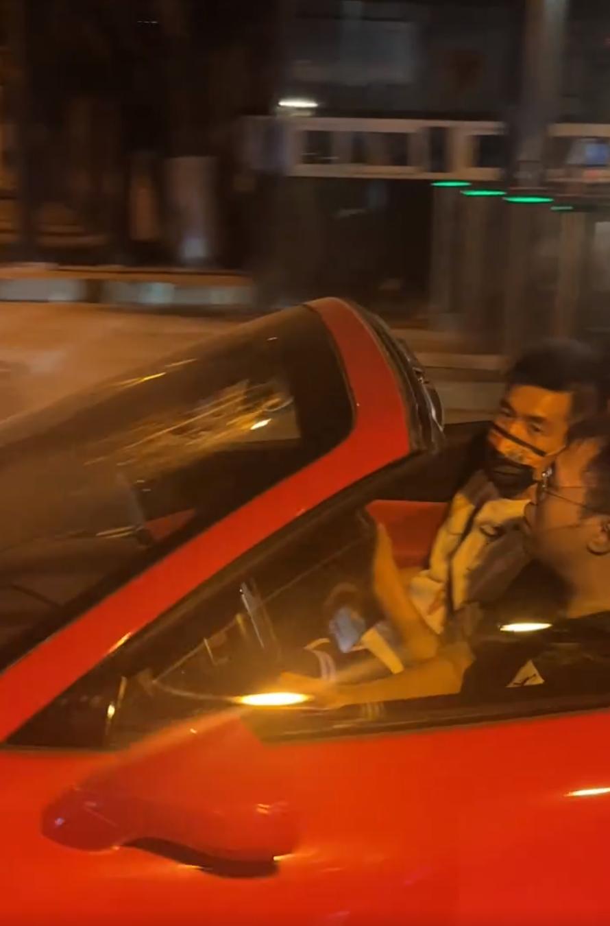 郭艾伦夺冠回沈阳机场穿的短裤,郭艾伦重回赛场观众欢呼声