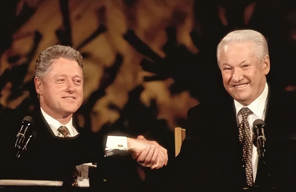 士兵“开战车”去喝酒,普京大怒下令抓捕,俄式酗酒何屡禁不止?