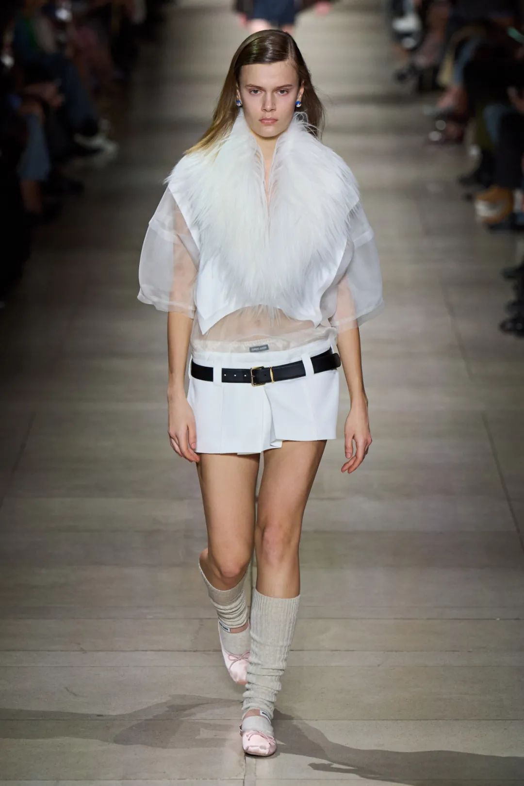 时尚轮回到超辣低腰装?网友吐槽:真当谁都有超模的细腰马甲线啊