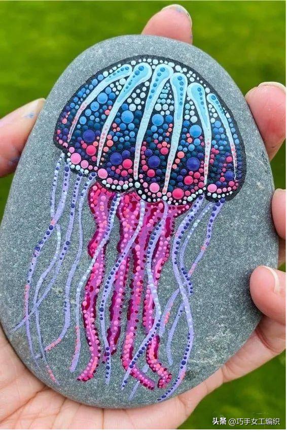 她用粗细不同的铅笔，棉签，牙签，筷子…竟把家里的旧物翻了个新